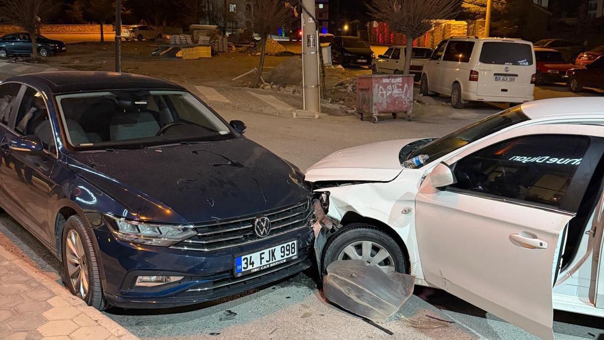 Otomobil park halindeki araçlara çarptı