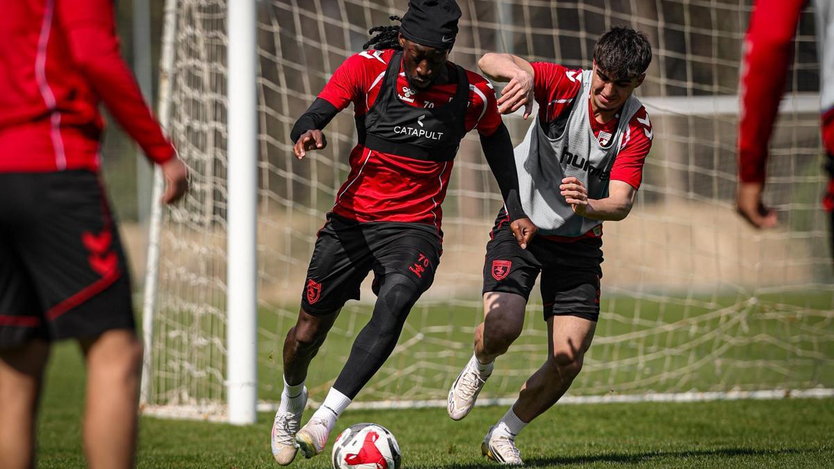 Samsunspor, Fenerbahçe maçı için Antalyada hazırlıklarına devam ediyor