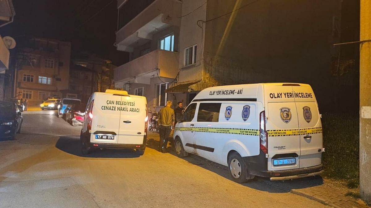 Çanakkalede vatandaşları 300 milyon lira dolandırdığı ileri sürülen emlakçı, evinde ölü bulundu