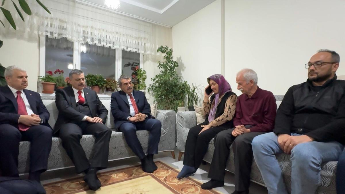 Bakan Tekin ve Bakan Çiftçi, cinayete kurban giden Fatma Nur öğretmenin ailesine taziyede bulundu