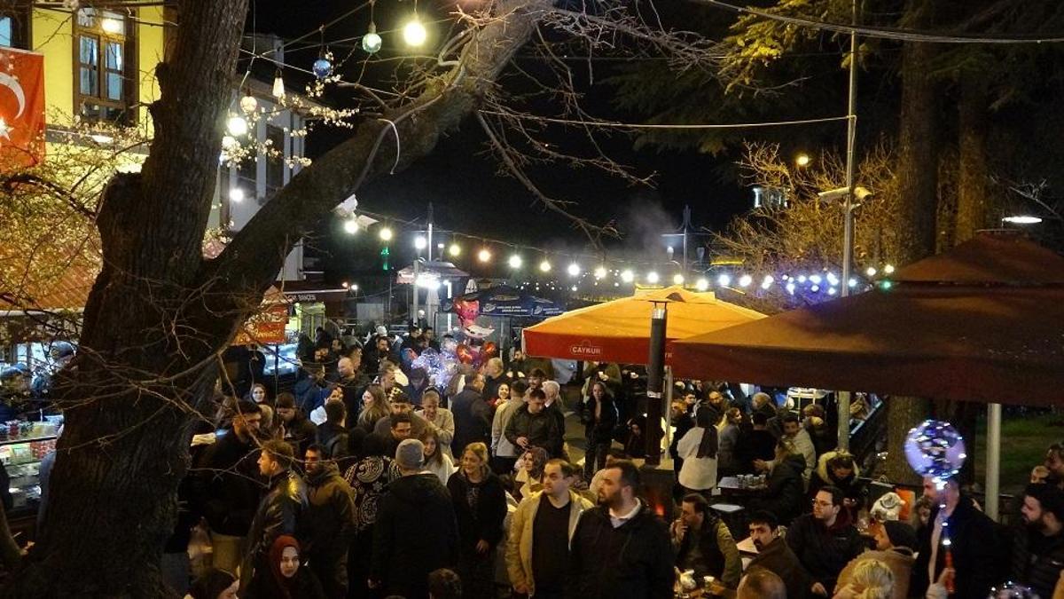 Bursa'da sahur kuyruğu: Yüzlerce kişi tarihi Abdal Meydanı'nda buluştu