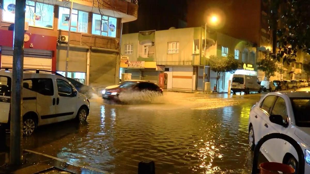 Mardinde sağanak; yollar göle döndü