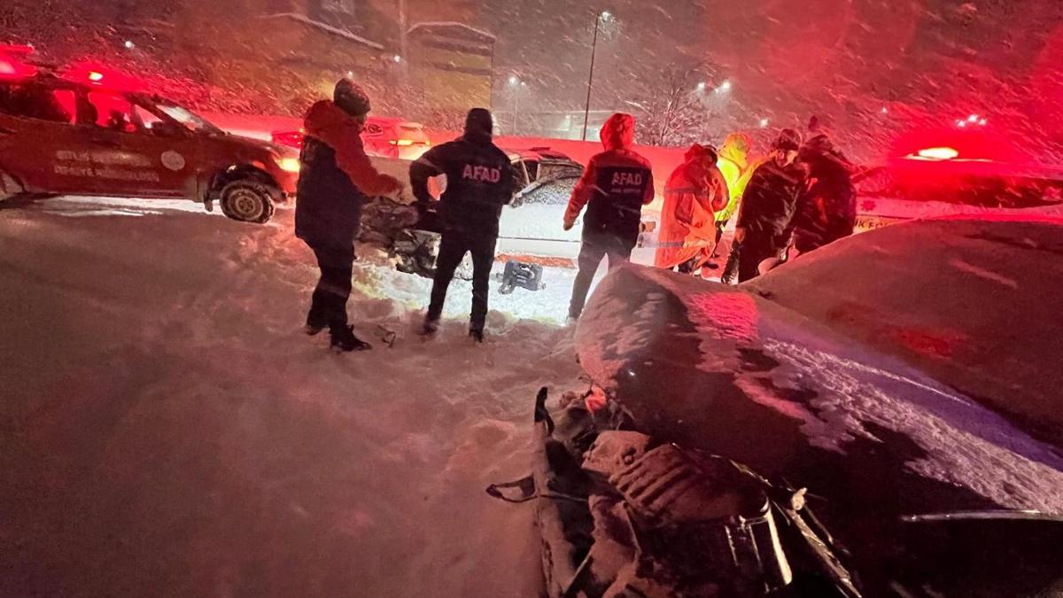 Otomobiller, kafa kafaya çarpıştı; 2'si çocuk 7 yaralı