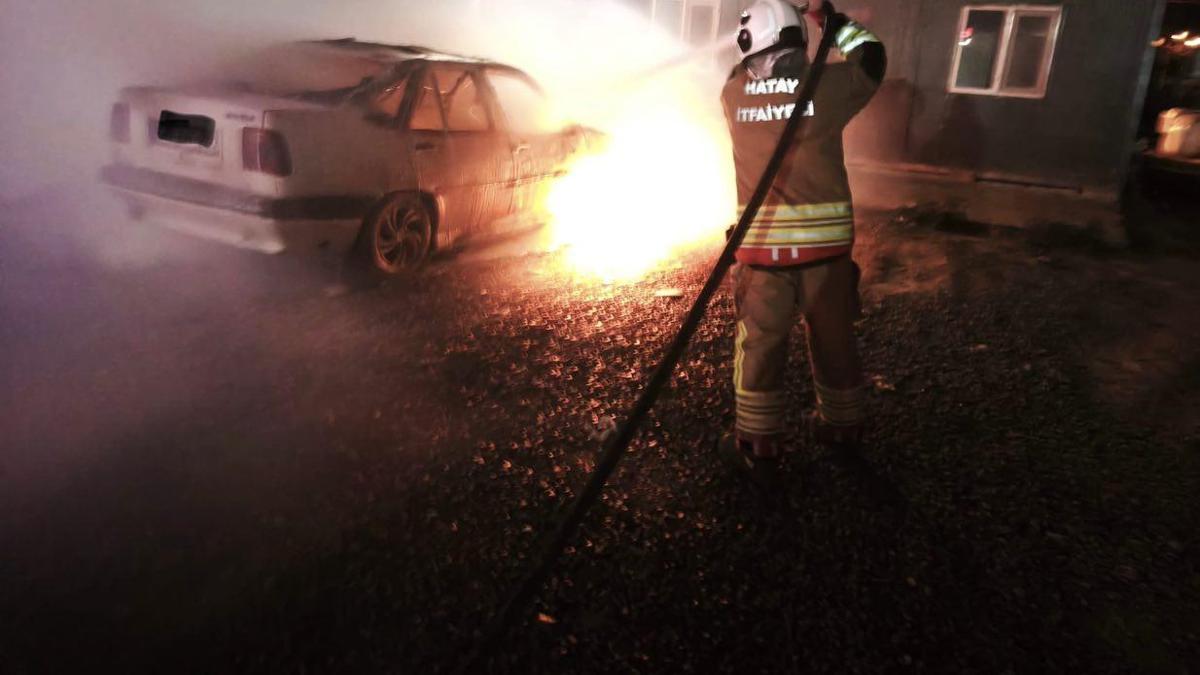 Hatayda park halindeki otomobil yandı
