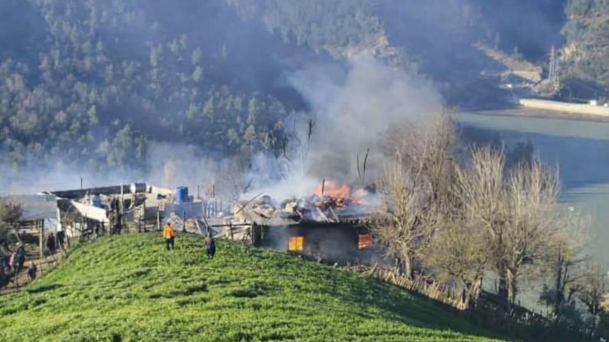 Feke'de ev yangını