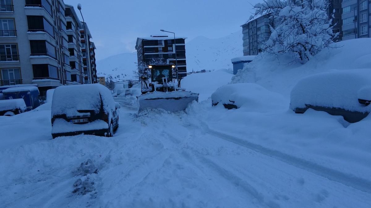 Bitlis kara gömüldü; 300 köy ve mezra yolu ulaşıma kapandı