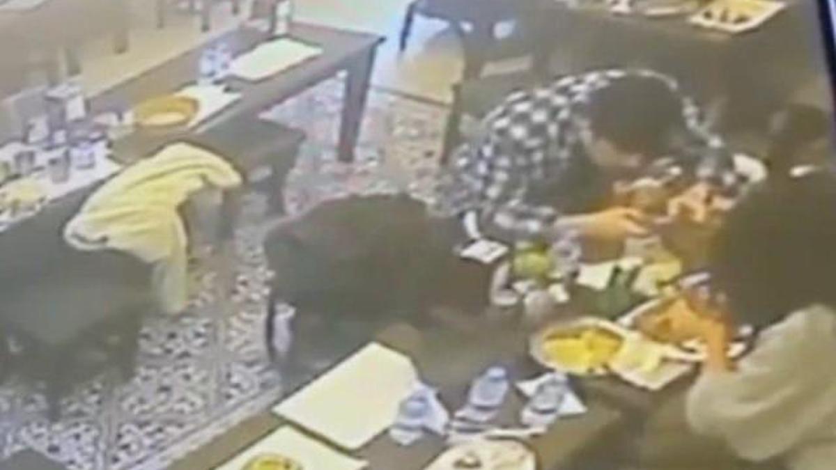 Yer: Taksim... Restoranda akılalmaz olay! Yemekten çıkan böcek adamın dudağını ısırdı