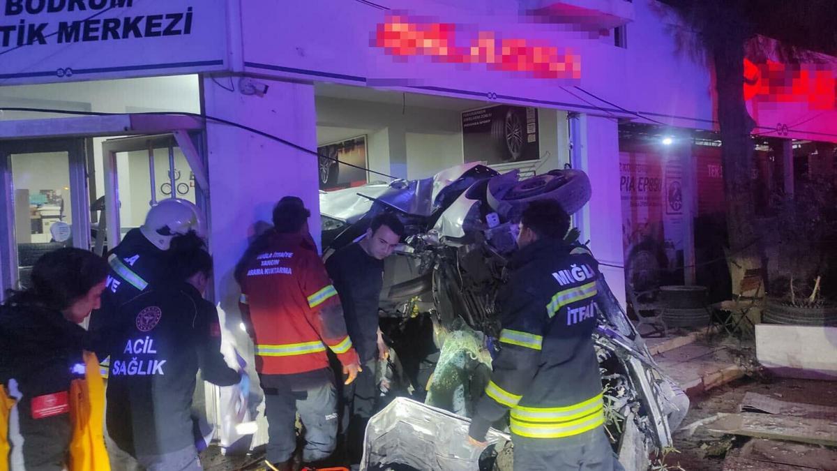 Otomobil, oto lastik mağazasına çarpıp devrildi; 1i ağır, 3 yaralı