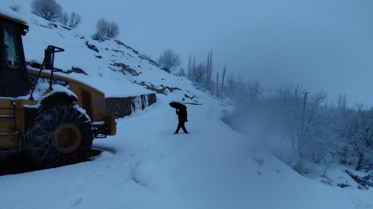 Sasonda kar yağışı nedeniyle 15 köy yolu ulaşıma kapandı