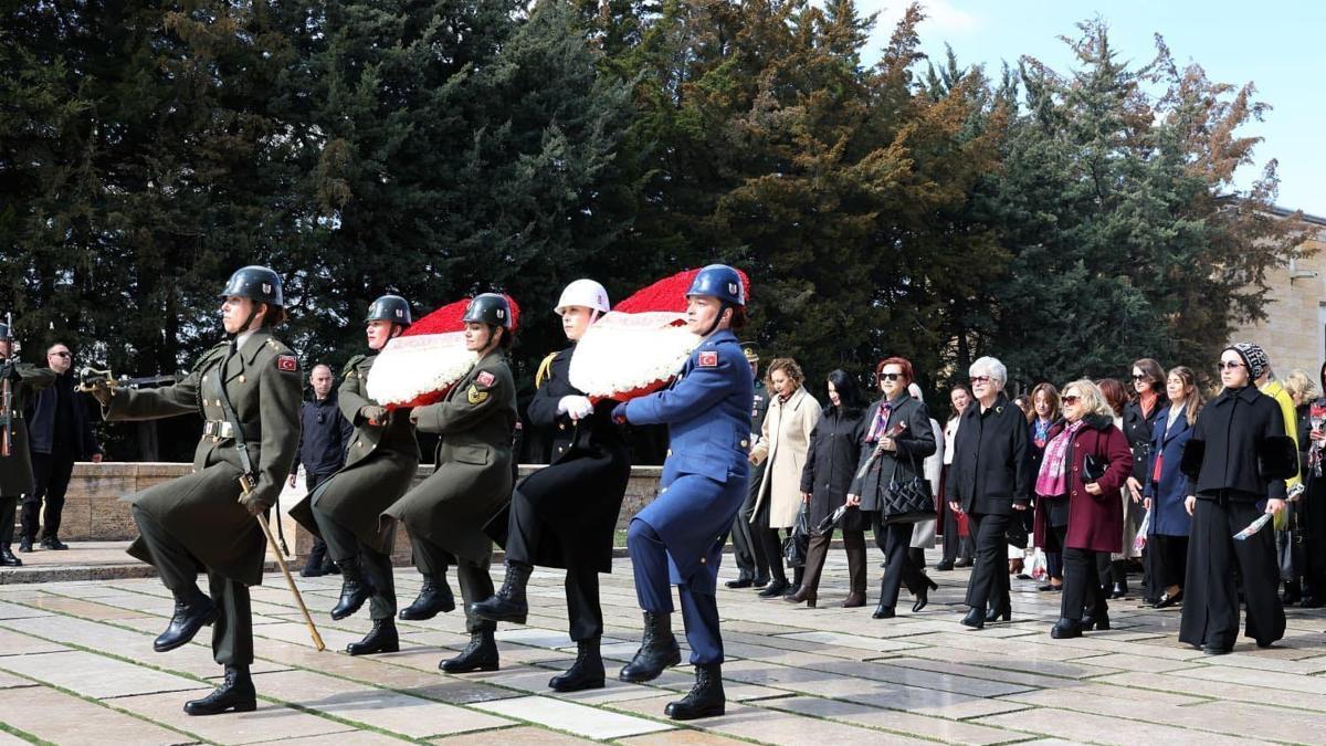 Bakan Güler'in eşi Demet Güler, kadın subaylarla Anıtkabir'i ziyaret etti