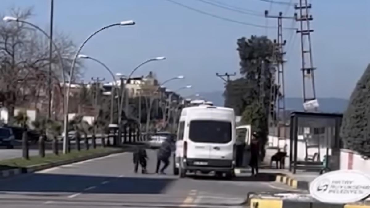 Durak görevlisi, minibüs şoförünü darbetti