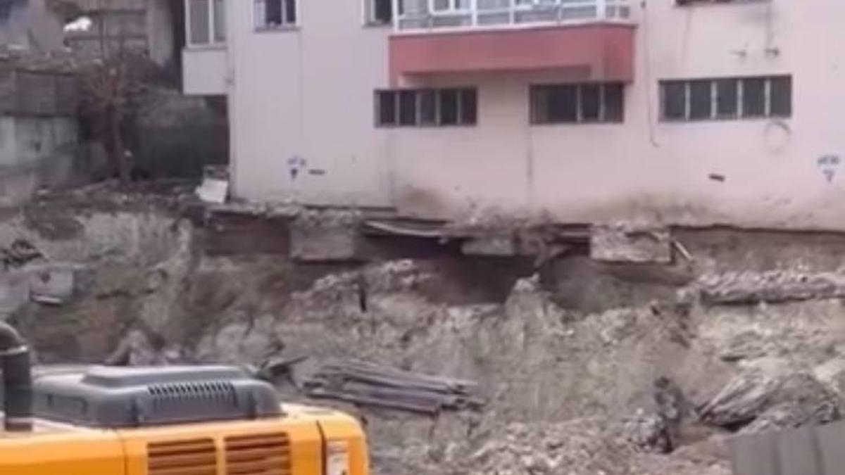 İstanbul - Bahçelievlerde temelinde kayma oluşan 4 katlı bina tahliye edildi