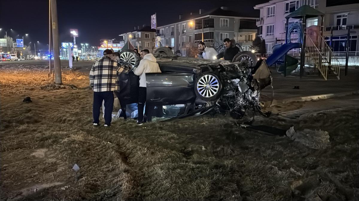 Kütahyada takla atan otomobilin sürücüsü yaralandı