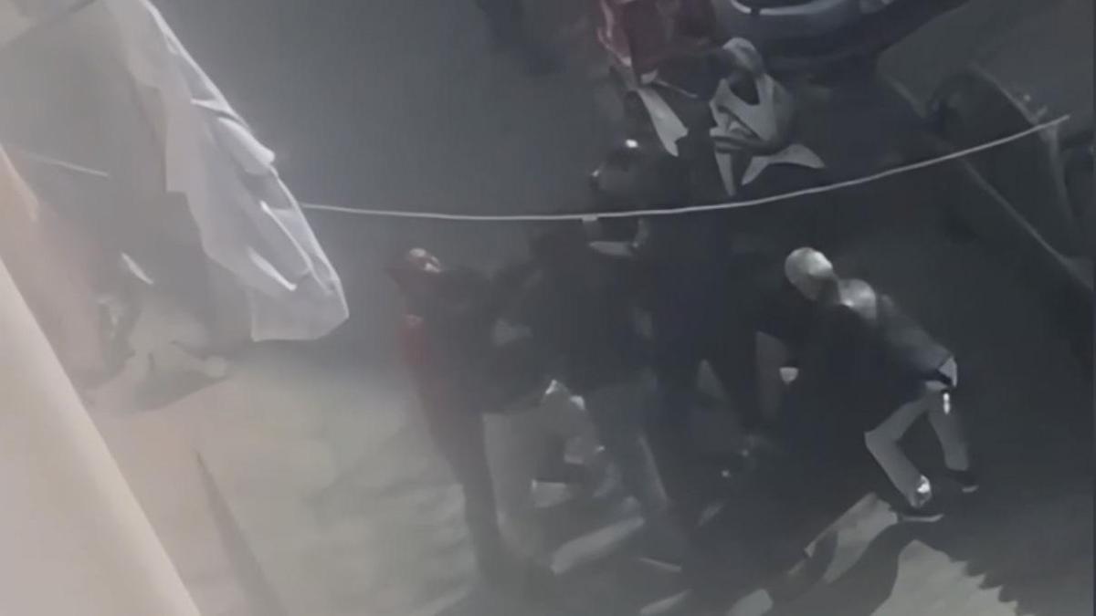 Sokak ortasında iki perdelik kavga! Arkadaşlarıyla geri döndü