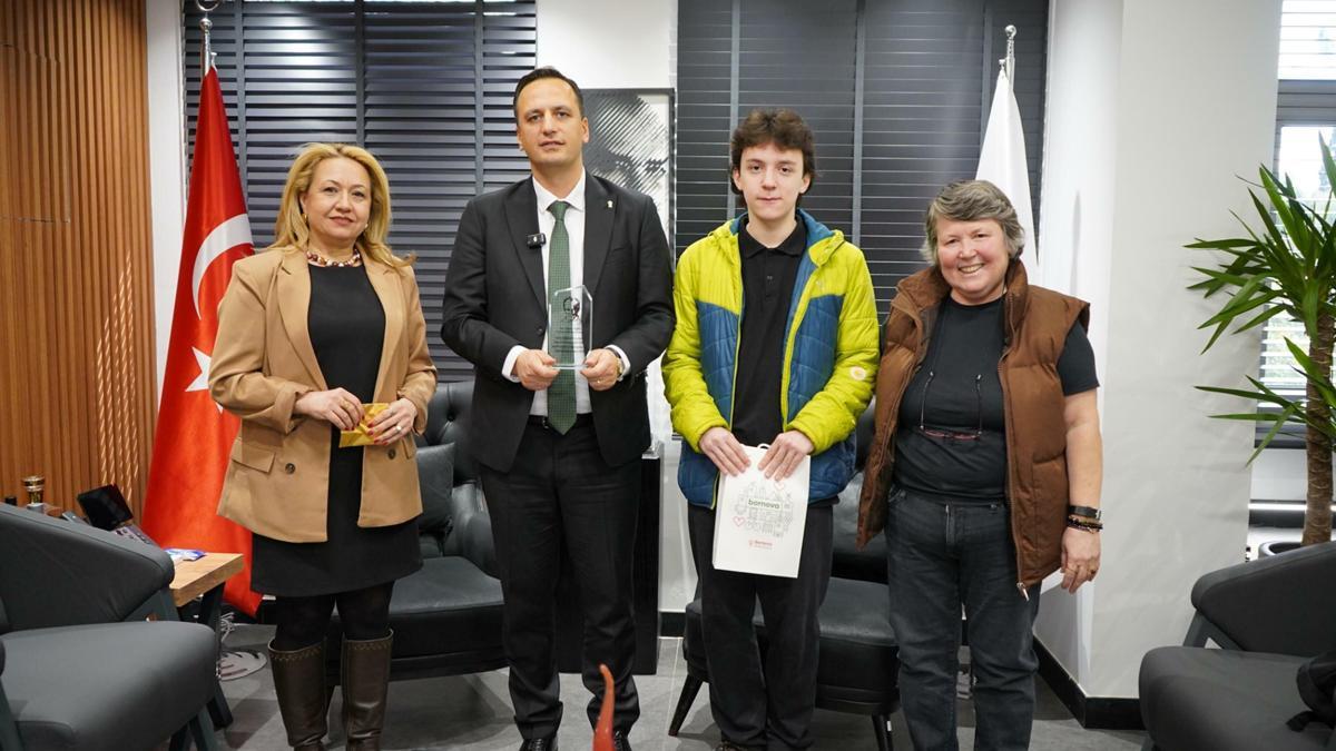 Başkan Eşki başarılı öğrencileri ağırladı, tabletle ödüllendirdi