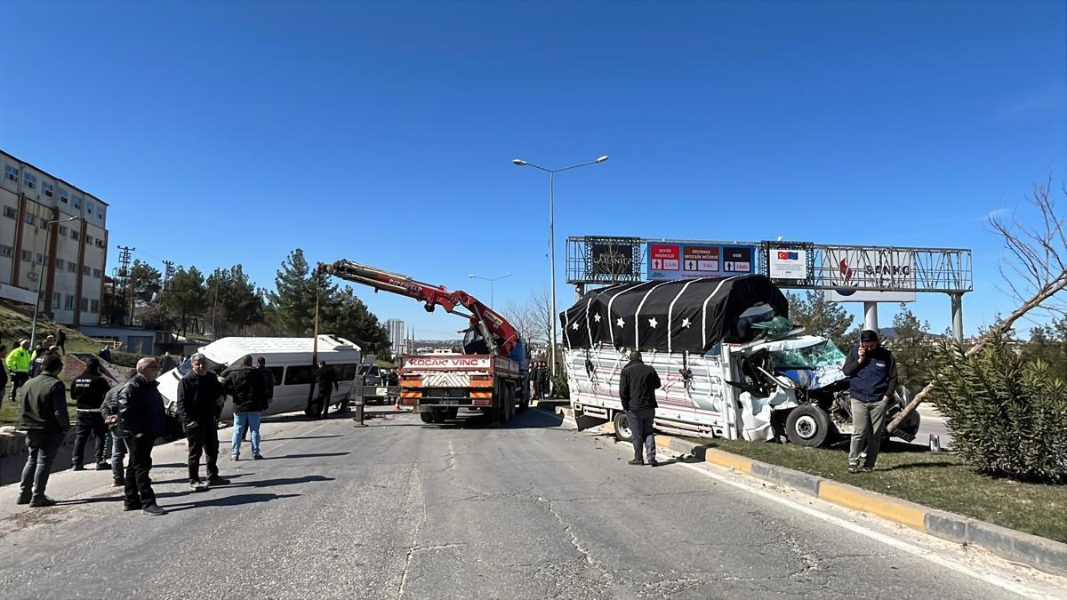 Gaziantepte kamyonet ile minibüs çarpıştı: 4 yaralı