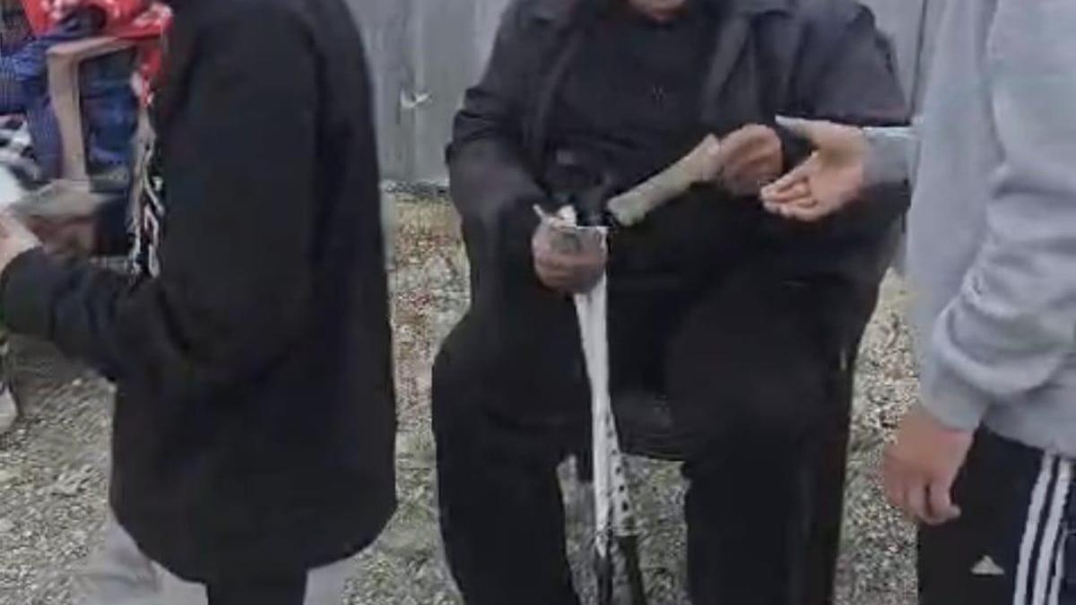 Depremde ölen yakınları için emekli maaşını dağıttı