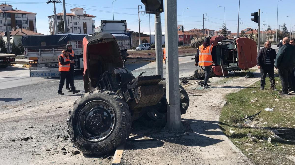 TIR'la çarpışan traktör ikiye bölündü; 2 yaralı