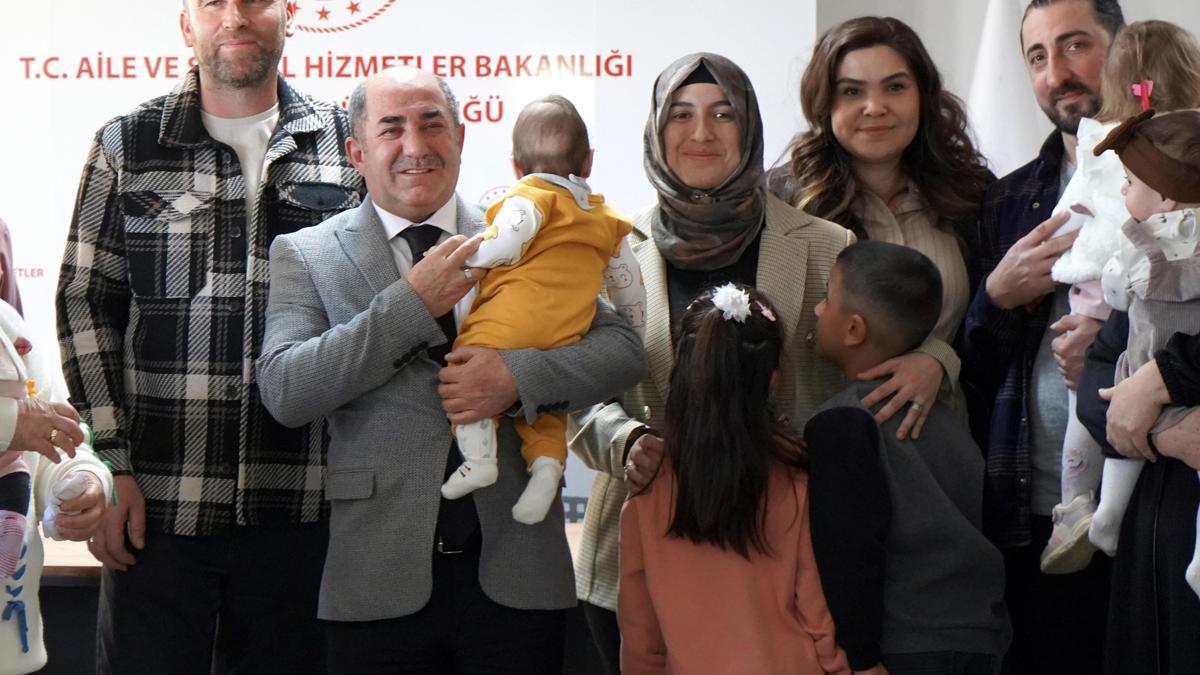 10 çocuk, koruyucu ailelerle sıcak yuvaya kavuştu