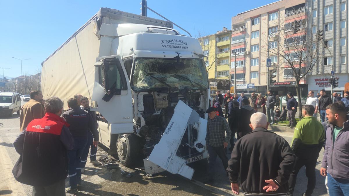 TIR, trafik ışıklarında motosiklet ile kamyona çarptı: 5 yaralı