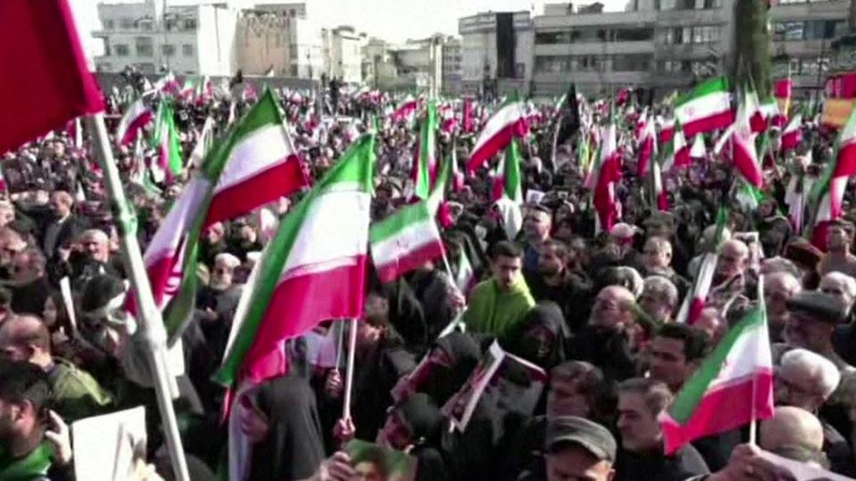 İran'da bombalar altında Mücteba Hamaney mitingi