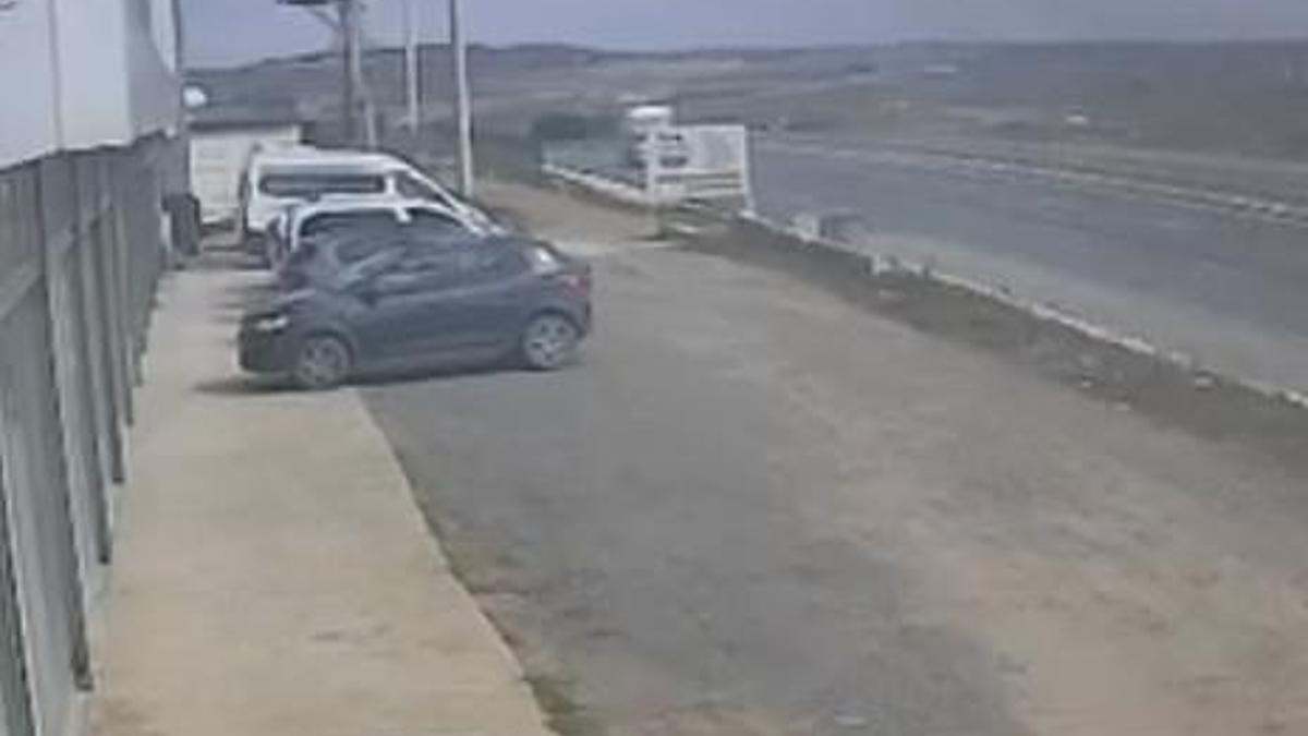 İstanbul- Çatalca'da kamyonun refüje çarptığı kaza kamerada