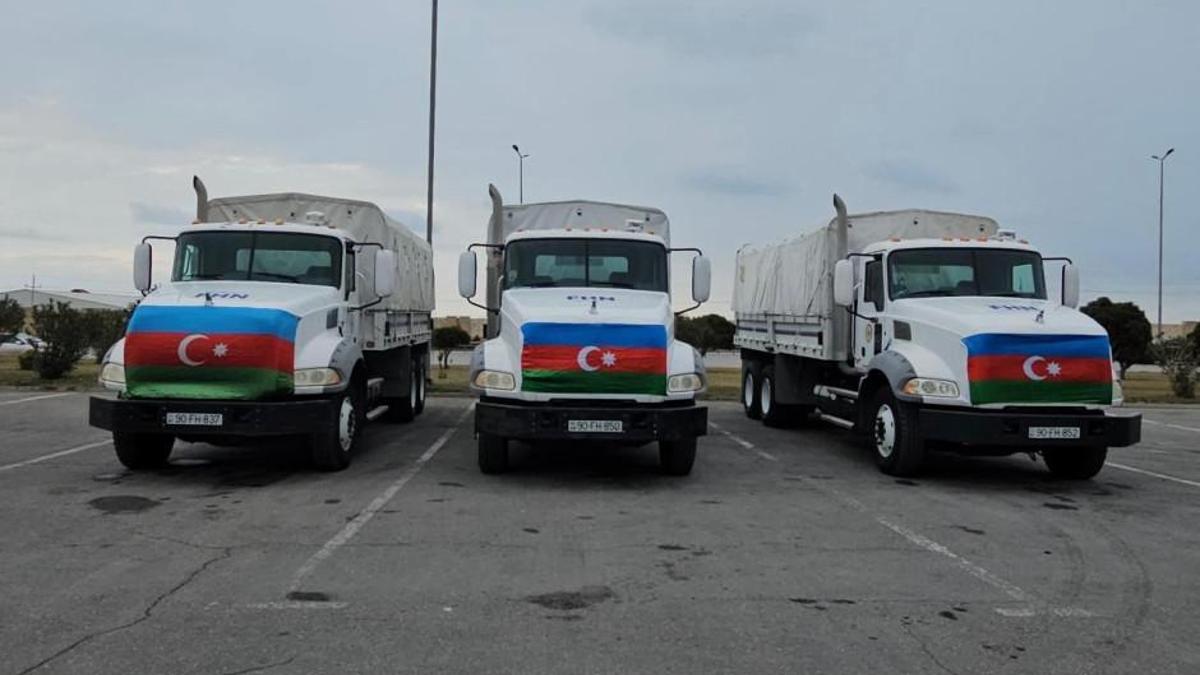 Azerbaycan İran'a insani yardım gönderdi