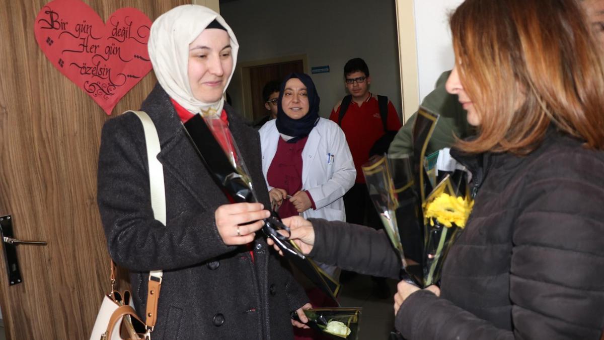 Fatma Nur öğretmenin anısına 650 meslektaşına çiçek dağıttılar