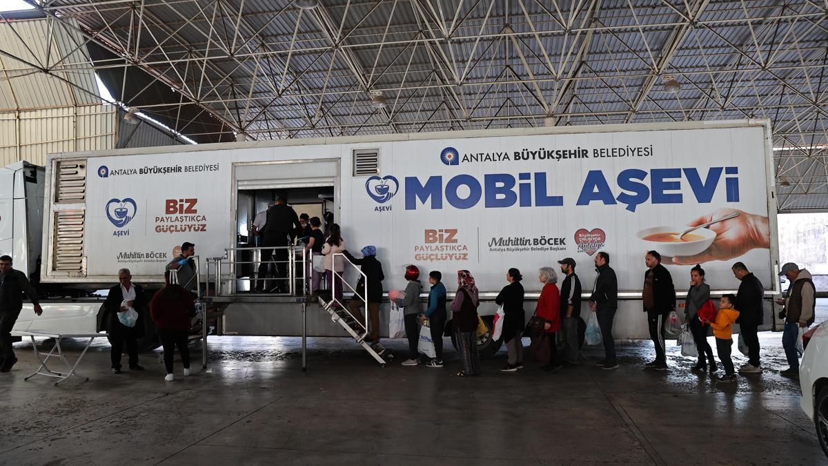 Mobil Aşevi iftar öncesi kent sakinleriyle buluşuyor