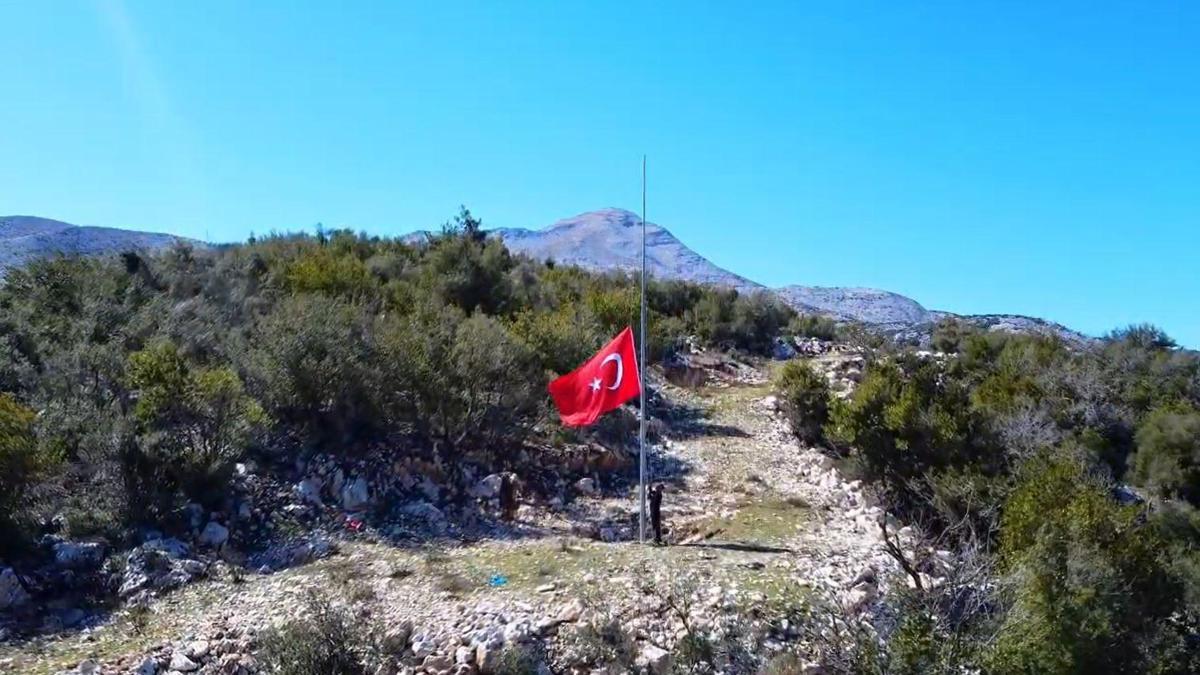 Yeditepeli gençler Suriye sınırındaki 7 tepeye 7 Türk bayrağı dikti