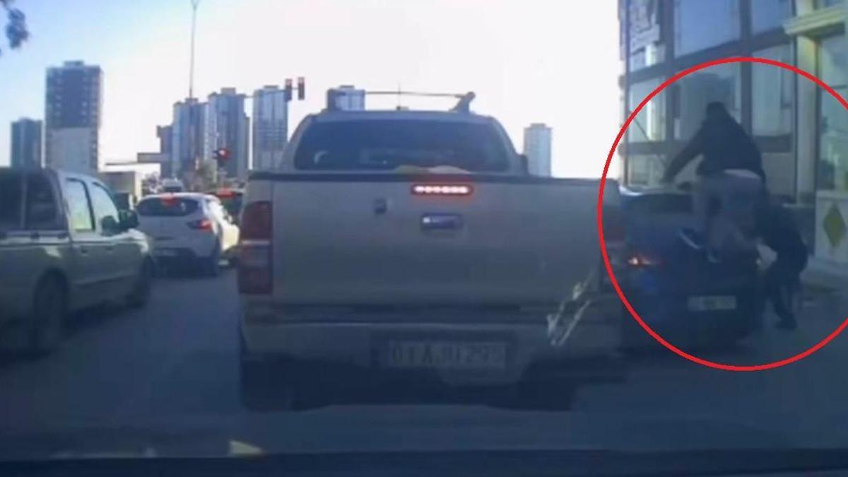 Tartıştıkları kişinin otomobiline sopa ve sandalyelerle zarar verdiler