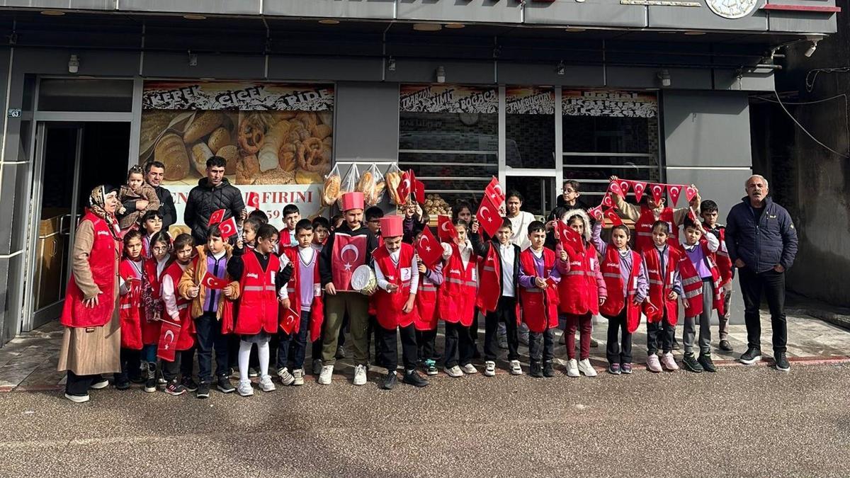 Minik öğrenciler harçlıklarını askıda ekmeğe dönüştürdü