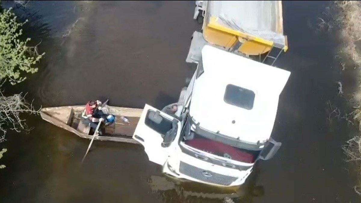 TIR'da mahsur kaldı! Sandalla kurtarıldı