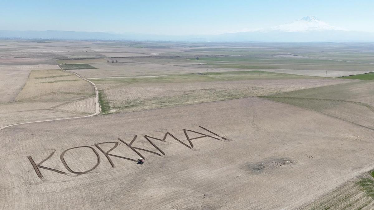 Aksaraylı çiftçi, tarlasına İstiklal Marşı'nın ilk kelimesi, 'Korkma' yazdı