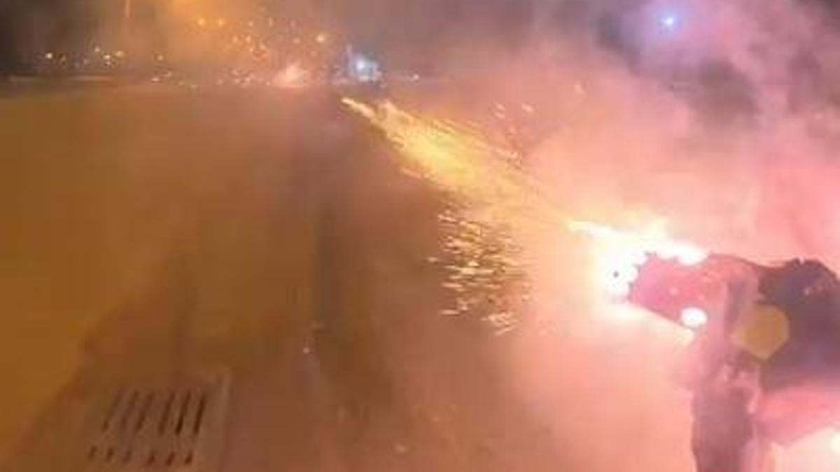 Havai fişekleri peş peşe arkadaşlarının üzerine ateşledi, o anlar kamerada