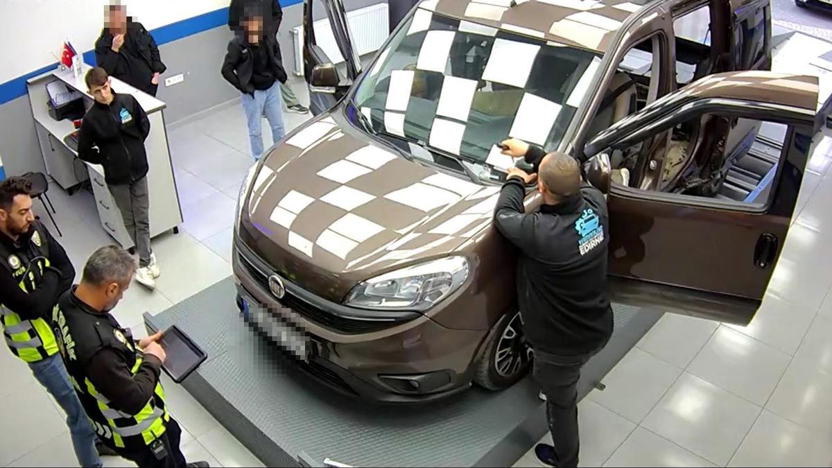 Satış sonrası ekspertize götürülen hafif ticari aracın alt kısmı zulaya dönüştürülmüş