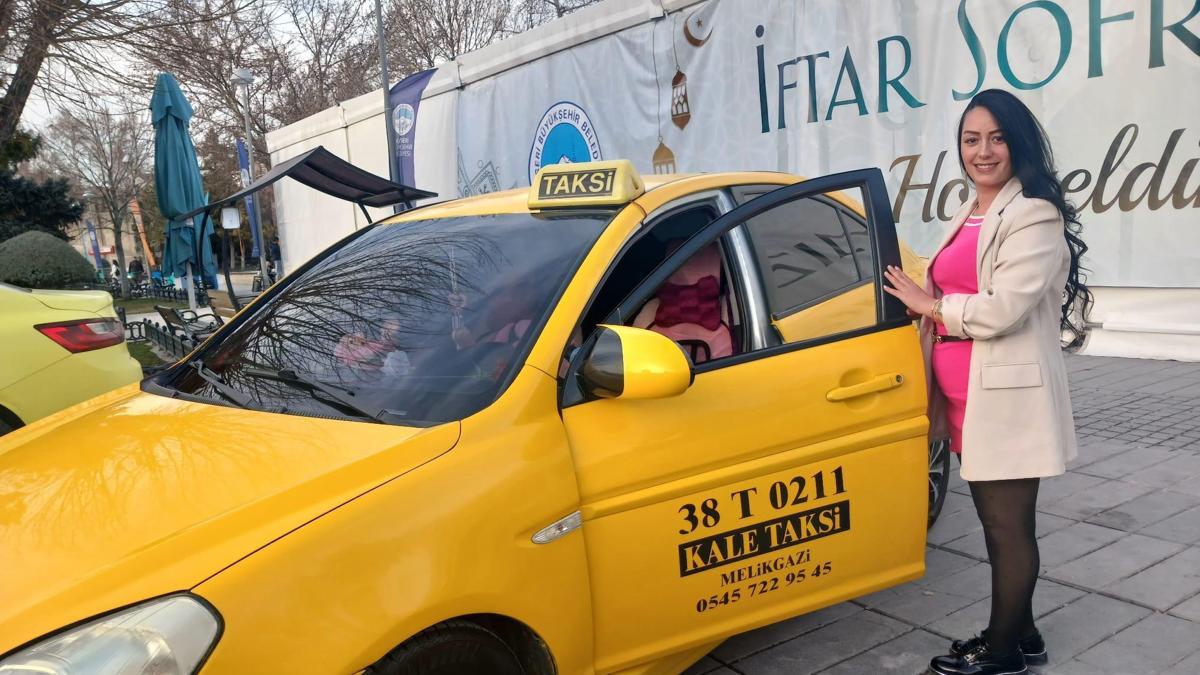 Gezme merakıyla direksiyon başına geçen Gizem, 2 yıldır taksicilik yapıyor