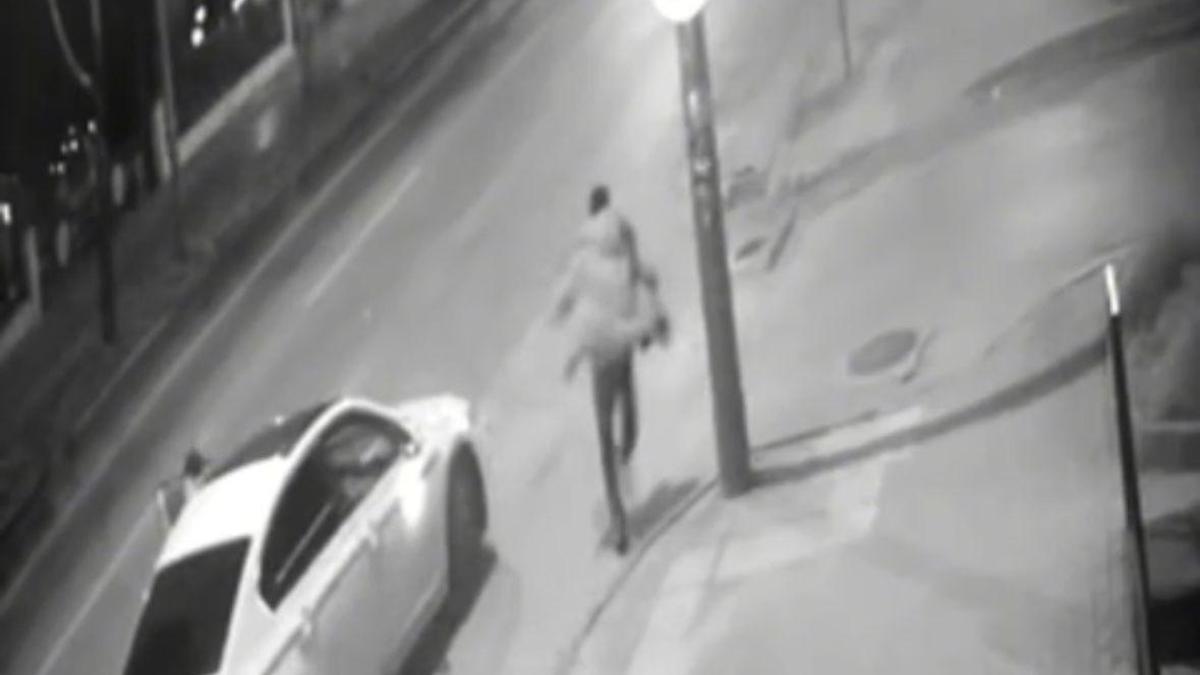 Otomobilin, park halindeki TIRın altına girdiği kaza kamerada