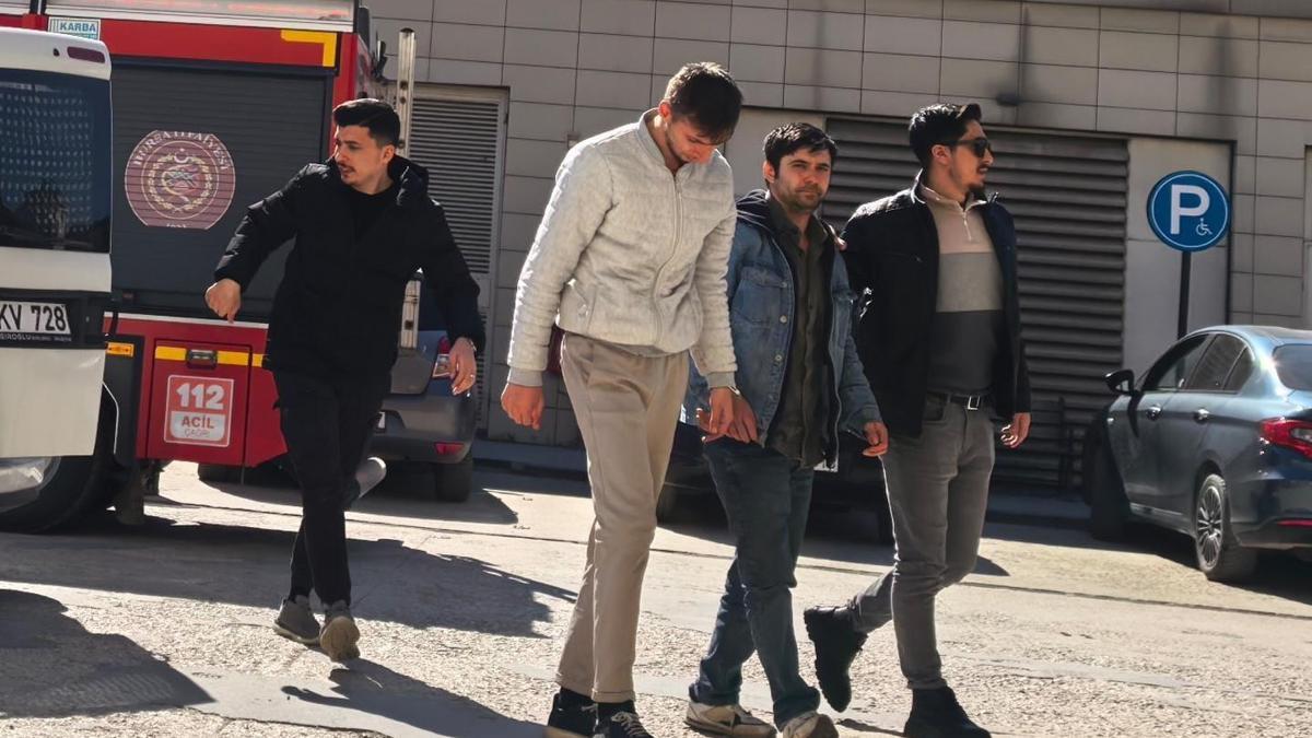 Uyuşturucu satarken suçüstü yakalanan 2 şüpheli tutuklandı