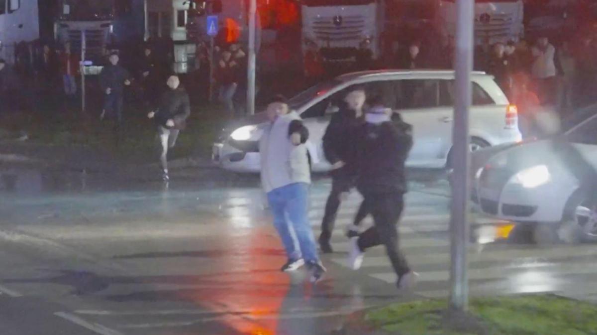 Trabzonsporun takım otobüsüne taşlı saldırı olayında 3 polis açığa alındı