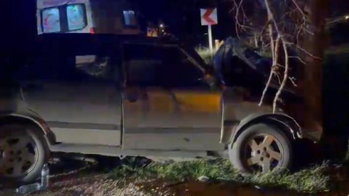 Kontrolden çıkan otomobil ağaca çarptı: 4 yaralı