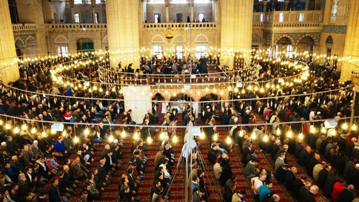 BAYRAM NAMAZI KAÇTA? 2026 Ramazan Bayramı Namazı Kaçta Kılınacak? İstanbul, Ankara, İzmir Bayram Namazı Saatleri