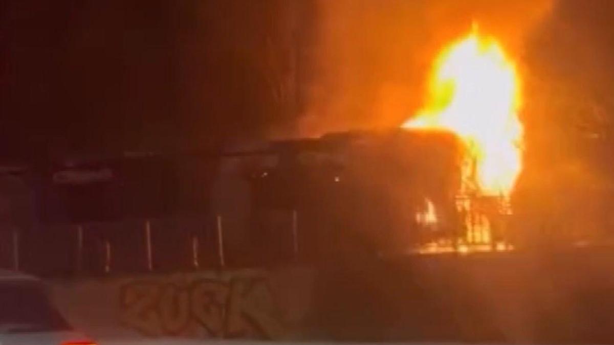 İstanbul - Beşiktaş'ta metrobüsün motor kısmı alev alev yandı; 60 yolcu tahliye edildi