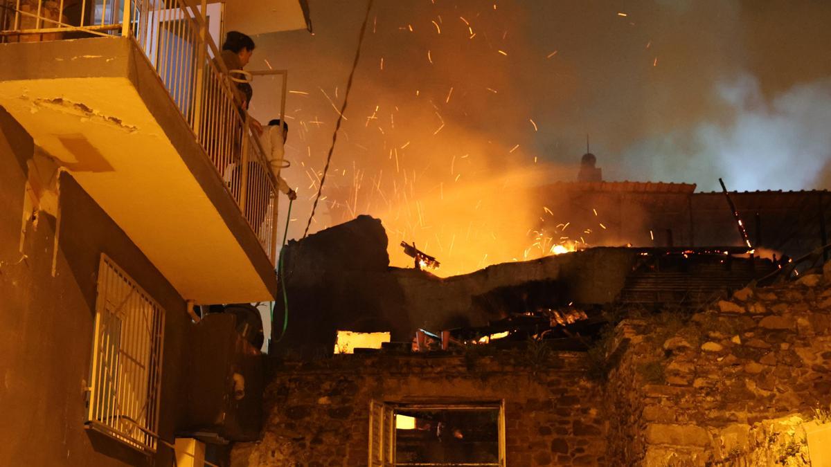 İzmirde 2 katlı evde çıkan yangın, bitişikteki evlere sıçramadan söndürüldü