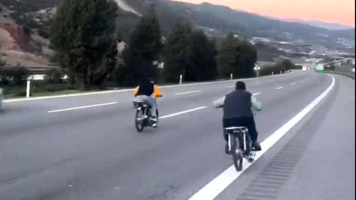 Otoyolda motosikletle yarış yapan sürücülere ve görüntülerini paylaşanlara ceza