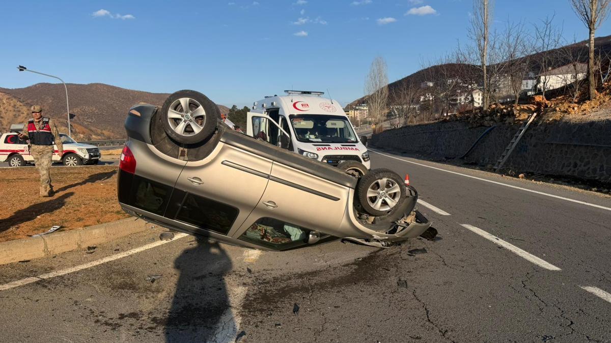 Bingölde otomobil refüje çarpıp takla attı: 2 yaralı