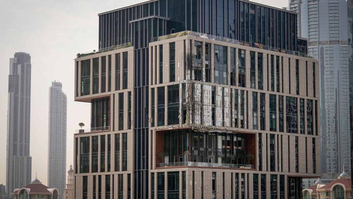 BAE'ye atılan füze imha edildi: Parçalar Dubai'de gökdelene düştü