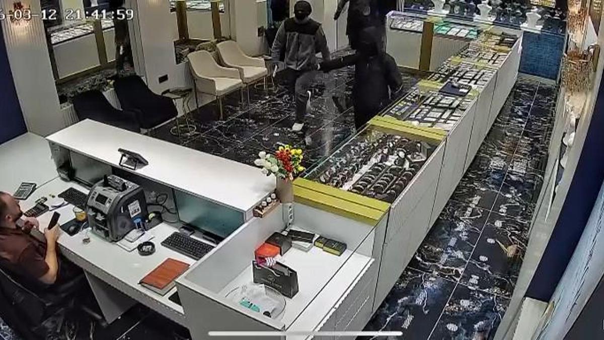 Kuyumcu, soygunu çay kazanını fırlatarak önlemeye çalıştı