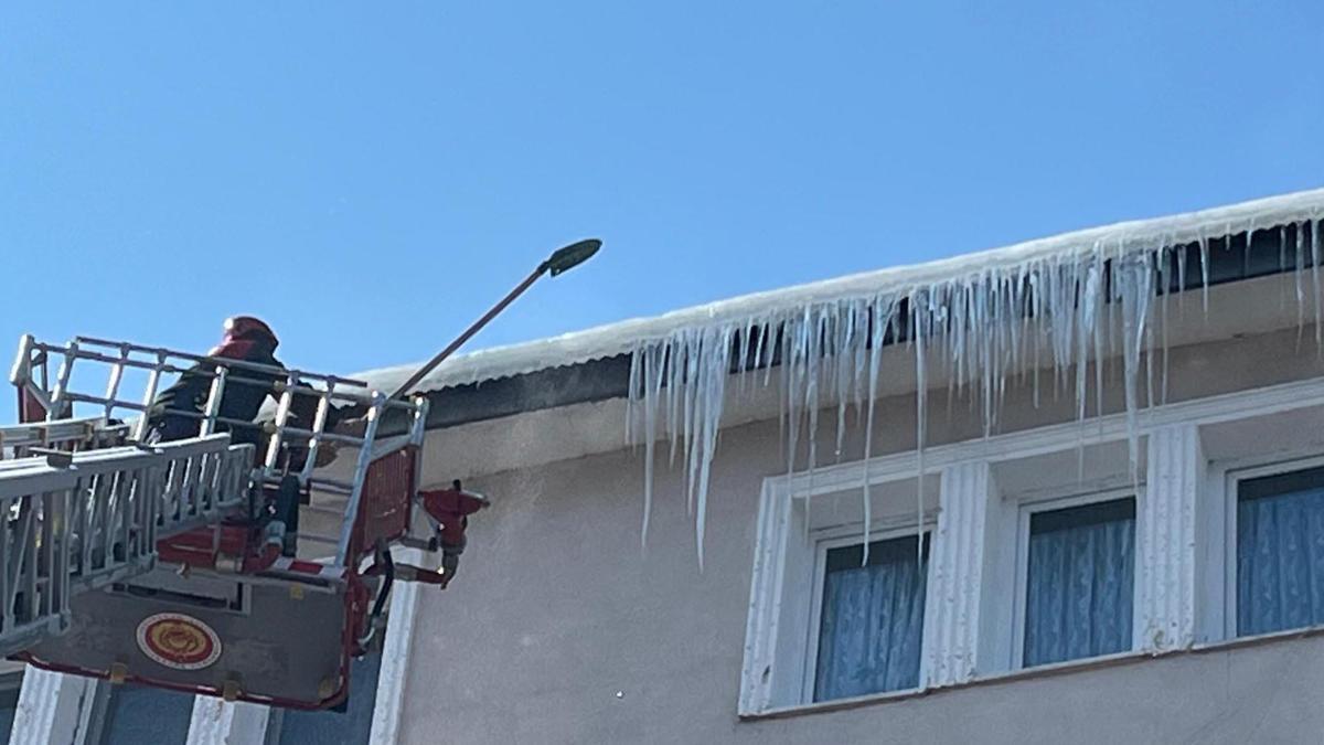 Ardahanda binalardan sarkan dev buz kütleleri temizleniyor