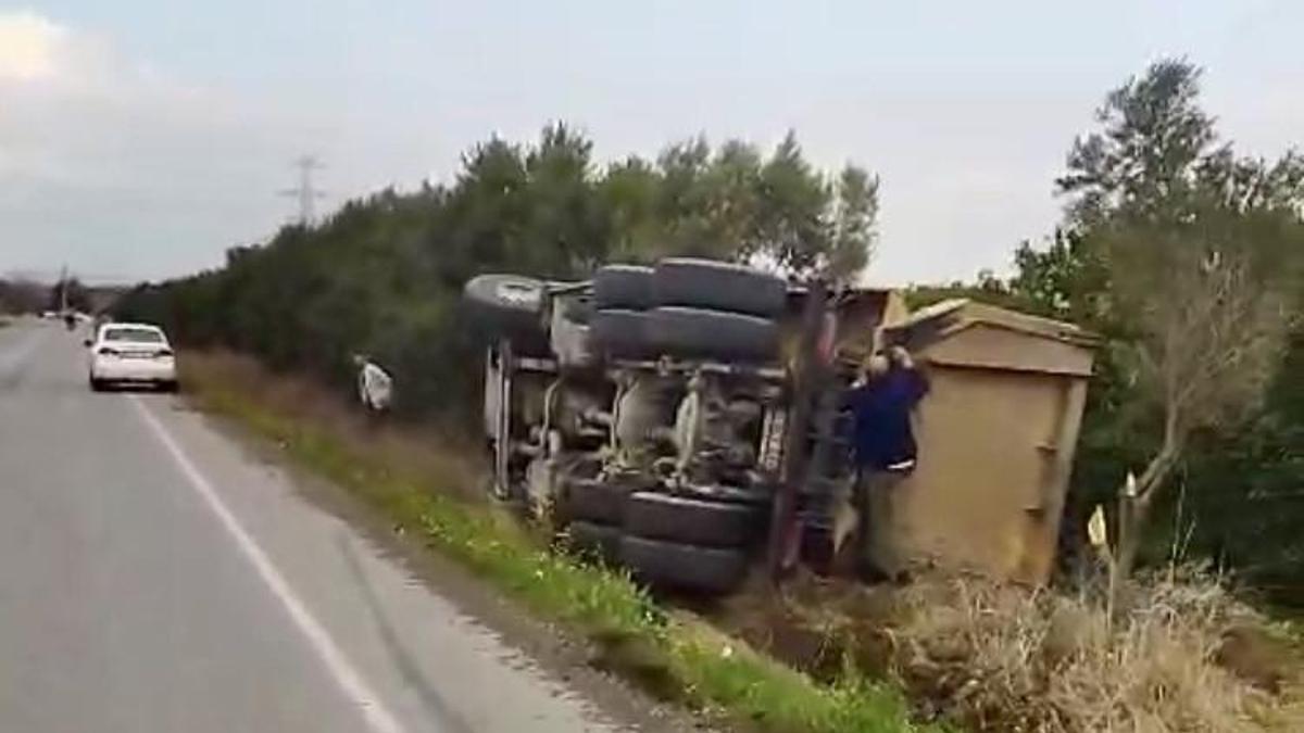 Devrilen kamyonun sürücüsü yaralandı